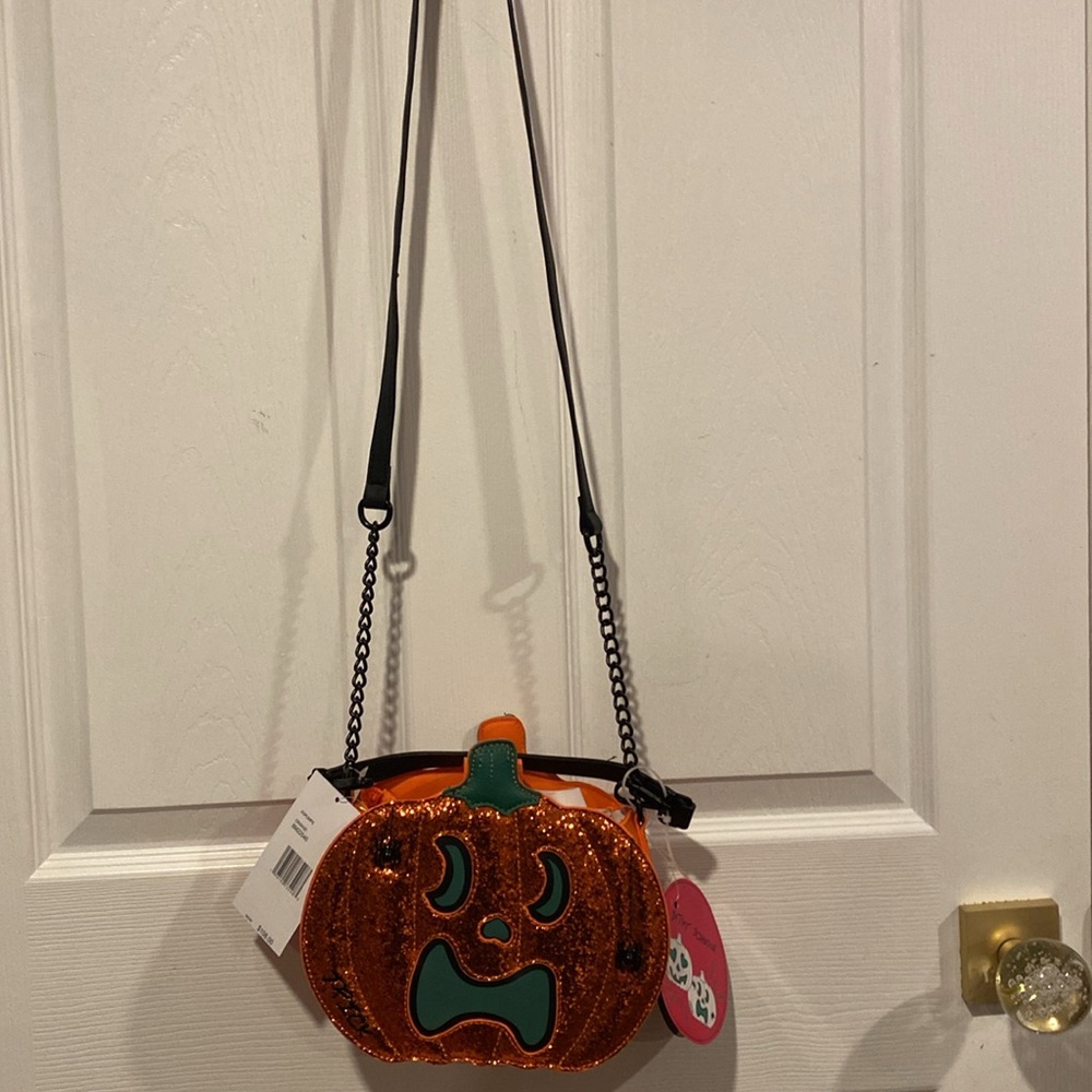 BNWT BETSEY JOHNSON XOPUMPS Halloween Face Glow In The Dark Pumpkin Crossbody - Picture 9 of 11